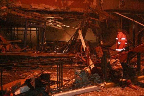 Zonguldak'ta en işlek caddelerden birinde şiddetli patlama meydana geldi. Patlamada ölen ya da yaralanan olmadı. Birçok işyerinde maddi hasara neden olan ve bir lokantada meydana geldiği belirtilen patlamanın kesin sebebi araştırılıyor.(CİHAN/A.Karabacak)