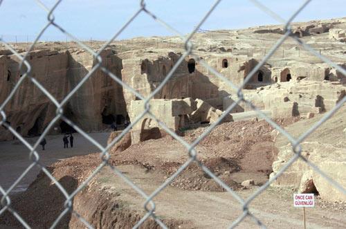 Mardin'in Nusaybin yolu üzerindeki tarihi Dara Antik Harabeleri'nde yapılan kazılarda, Babil ile Pers krallığına ait tarihi toplu mezarlar ve Hazreti İsa dönemiyle ilgili bulgular ortaya çıktı.