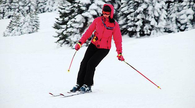 <p><strong><span style="color: #0000ff;">Beyaz cennet Uludağ</span></strong></p>
<p>Türkiye'nin en önemli kış turizm merkezlerinden Uludağ, Bursa kent merkezine 36, İstanbul'a 150 kilometre uzaklıkta. 2 bin 543 metre yüksekliğe sahip olan Uludağ, kayak ve kayak turları için son derece elverişli. Merkezde kayak için en elverişli zaman 20 Aralık-20 Mart arası. Birinci Gelişim Bölgesi (Oteller Bölgesi) ve İkinci Gelişim Bölgesi olarak iki bölgeden oluşan tesislerde, çok sayıda otel, motel ve konukevleri kayak severlere hizmet veriyor. Uludağ'da, 22 otelin yanında kamu kurumlarına ait konaklama tesisleri de var. Dağdaki yatak kapasitesi yaklaşık 5 bin.</p>
<br><p>Kar kalınlığının yaklaşık 2 metreye ulaştığı Uludağ'da doluluk oranı yüzde 100'e ulaştığından günlük konaklama ücreti 120 ila 300 lira arasında değişiyor. Bu rakam hafta sonu 150 ila 350 liraya kadar çıkıyor. Ayrıca kar motoruyla gezinti, kayak ve kızak kiralama gibi hizmetler de veriliyor.</p><br>
<p>Uludağ'da bulunan toplam 40 kar motoru özellikle hafta sonları büyük ilgi görüyor. Kar motoru ile gezinti için saatliğine 150 lira, kayak takımı ve snowboard kiralamak için günlük 25, kızaklara ise 10 lira ödemeniz gerekiyor. Kaymak için zirveye çıkarken, telesiyeje kişi başı günlük 50 lira ödenirken, Uludağ manzaralı çektirilen her kare fotoğraf için ise 10 lirayı gözden çıkarmalısınız. Bunun yanında kayak giysisi kiralamanın bedeli de kişi başı 30 lira.</p>