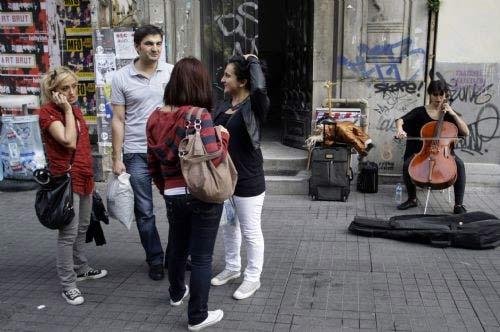 Bu yaşam tarzı farklılıkları, dar sokaklarda, mahremiyetin imkansız olduğu bir ortamda kültür çatışmalarını da tetikliyor.