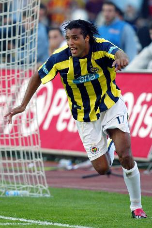 Pierre Van Hooijdonk 2003 yılında Feyenord'dan 1 milyon euro karşılığı alındı 2005 yılında NAC Breda'ya bonservis bedelsiz olarak gönderildi.