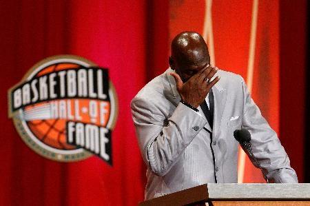 Basketbolun efsane ismi Michael Jordan Naismith Memorial Basketball Hall of Famee kabul töreninde oldukça duygusal anlar yaşadı.