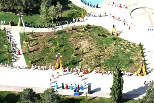 Berdimuhammedov, gece-gündüz ısı farkı en büyük şehirlerinden birinde dünyanın en tuzlu gölünün kıyısına dillere destan bir tesis, muhteşem bir açılış yaptı ama gazetecilerin şovu görüntülemesi için elden gelen arkaya konmadı! Bunlar kurtarılabilenler...