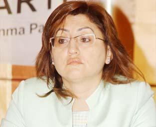 FATMA ŞAHİN<br>
Binlerce kadın ve çocuğun kurban olduğu bir dönemde şiddeti kucağında bulacak kabinenin tek kadın bakanı. Töre ve namus cinayetleri sadece Doğu ve Güneydoğuda veya gazetelerin üçüncü sayfalarında yer alırken, Mecliste kurulan komisyonun başkanı olan Şahin, bu yaraları Türkiyenin gündemine ve manşetlere taşıdı.<br>
Mecliste birçok araştırma komisyonunda gödev aldı. Kadınları ilgilendiren tüm yasal düzenlemelerin içindeki isimdi. Yasal düzenlemelerde ve Başbakanın kadınlara yönelik çalmışmalarının bizzat içinde yer aldı.<br>
AK Partinin seçim başarılarında kadının rolünün somut olarak bilindiği ortamda Şahin partinin Kadın Kolları Başkanı olarak, tüm Türkiyedeki AK Partili kadınları örgütleyen isim oldu.<br>
Hükümetin sosyal reformlarının dördüncü ve son ayağı sosyal yardımlar. Hükümet reformu tamamlamak için sosyal yardımlaşma faaliyetlerini tek çatıda toplamak istiyor. Bu görev de Şahine düştü.<br>