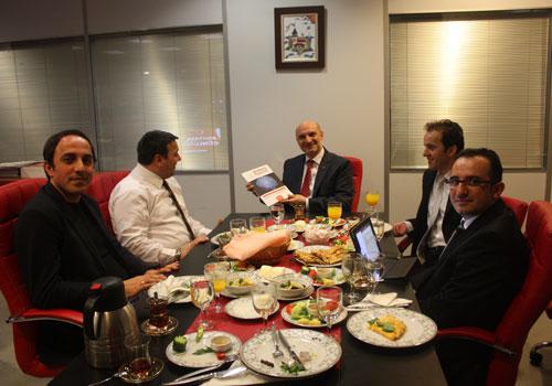 2008 yılında üyelerinin tamamının oyunu alarak Müstakil Sanayici İşadamları Derneği MÜSİAD'ın başkanlık koltuğuna oturan ve 4 yıllık başarılarla dolu görev süresinin ardından 28 Nisan'da yapılacak olağan genel kurulda seçilecek olan yeni başkana görevi devretmeye hazırlanan Ömer Cihad Vardan, şu sıralar yeni yeni yüzleşmeye başladığımız ve Türkiye'yi hem siyasi hem de ekonomik anlamda geriye götüren 28 Şubat sürecinde yaşadıklarını, Türkiye'nin geldiğini noktayı, 4 yıllık görev süresinde yaptıklarını ve genel olarak ülke ekonomisini Haber7 Genel Yayın Yönetmeni İbrahim Erdoğan, Yayın Koordinatörü Osman Ateşli, Kurumsal İletişim Sorumlusu Mustafa Özbek ve  Ekonomi Editörü Kenan Biter'in de bulunduğu kahvaltıda değerlendi.