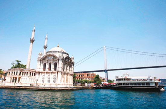 13- Defterdar İbrahim Paşa Camii: Cami, Anadolu yakasına geçerken köprünün solunda kalıyor. Ama Ortaköy caminin cemaati ne kadar fazlaysa İbrahim Paşa Camii'ninki bir o kadar az. Cuma günleri dışında geleni gideni yok. Hâlbuki 1661'de yapılan bu kutu gibi, taş külahlı mabet, yeni restore edildi, bahçesi düzenlendi, önüne teknelerin yanaşması için ufak bir iskele yapıldı.
