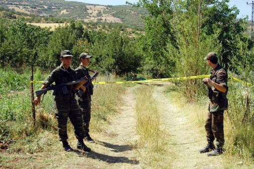 lazığ'ın Baskil ilçesi Karaali köyünde bir baba ve oğlunun etrafa rastgele ateş açması sonucu 6 kişinin öldüğü, çok sayıda kişinin yaralandığı bildirildi.