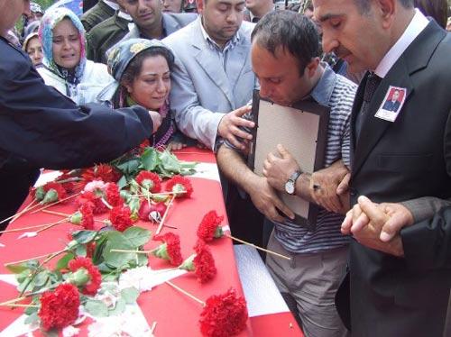 DIYARBAKIR'IN LICE ILCESINDE, TERORISTLERIN YOLA DOSEDIGI MAYININ PATLABASI SONUCU SEHIT OLAN UZMAN CAVUS ILHAMI HARDAL, KILIS'TE DUZENLENEN TOREN SONRASINDA SEHITLIKTE TOPRAGA VERILDI.TORENDE, SEHIT HARDAL'IN AILESI VE YAKINLARI GOZYASI DOKTU.