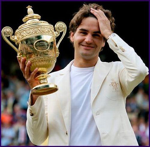Roger Federer

Kortların efsane ismi Roger Federer, dünya sıralamasının 4 numarası olarak katıldığı turnuvaya ''son şampiyon'' unvanıyla katılıyor. Sezona ikinci sırada başlayan, ancak amacının aksine iki basamak daha gerileyen 30 yaşındaki İsviçreli tenisçi, bu yıl oynadığı 71 maçın 59'unda galip geldi, 3 şampiyonluk kazandı. Grand Slam'lerdeki en büyük başarısını, Fransa Açık'ta final oynayarak gerçekleştirdi.

Sezon Sonu Turnuvası kariyeri:

Federer, turnuvaya katılmayı 3 Eylül'de garantiledi. Üst üste 10'uncu kez bu başarıyı gösteren Federer, Ivan Lendl (12) ve Pete Sampras'tan (11) sonra turnuvaya en çok katılan sporcu olarak tarihe geçti. Federer, 2002 yılı yarı finalinde Llyton Hewitt'e kaybetti. Turnuvayı 2003 ve 2004 yıllarında kazanan İsviçreli tenisçi, şampiyonluk serisine 2005 yılında, finalde David Nalbandian'a kaybederek ara verdi. Federer bunu, 2006 ve 2007 yıllarında elde ettiği iki şampiyonlukla telafi etti. 2008'de iki galibiyet almasına rağmen grubundan çıkamayan Federer, ertesi yıl yarı finalde Nikolay Davydenko'ya kaybetti. Federer, geçen yıl ise finalde Rafael Nadal'ı yenerek, buradaki 5'inci şampiyonluğunu elde etti. Federer, bu yıl turnuvadaki ilk maçında dünyanın 6 numarası Fransız Jo-Wilfried Tsonga ile karşılaşacak.

Öz geçmişi:

Federer, tenis oynamaya 8 yaşında başladı. Her ikisi de bir ecza firması için çalışan Güney Afrikalı annesi Lynette ile İsviçreli babası Robert bir iş gezisi sırasında tanıştı. Kendisinden iki yaş büyük, Diana adında bir ablası var. İdolü Boris Beckker, ancak favori oyuncusu Pete Sampras. Stefan Edberg, Pat Cash ve Bjorn Borg ile birlikte, Wimbledon'ı hem junior, hem de tek erkeklerde kazanan 4 isimden biri. Plajda dinlenmeyi, kağıt oyunlarını, masa tenisini seviyor ve Basel futbol takımının ateşli bir taraftarı. 2003 yılında, Güney Afrika'daki çocuklara yardım için Roger Federer Foundation'ı kurdu. Yardım çalışmaları bununla sınırlı kalmadı ve ne zaman boyutları çok büyük bir doğal afet olsa, zor durumdakilere yardım eli uzatmak için seferber oldu. 2004'teki Atina, 2008'deki Pekin olimpiyatlarının açılışlarında İsviçre bayrağını taşıdı. İngilizce, Almanca, Fransızca ve az da olsa İsveçce ve İtalyanca biliyor. 2000 Sydney Olimpiyatları'nda tanıştığı, eski bir WTA oyuncusu olan Mirka ile 11 Eylül 2009'dan bu yana evli ve Charlene Riva ve Myla Rose adlarında ikiz kızları var. Grand Slam turnuvalarında 16, toplamda ise 69 şampiyonluğu bulunan tenisçinin antrenörlüğünü Paul Annacone yapıyor.
