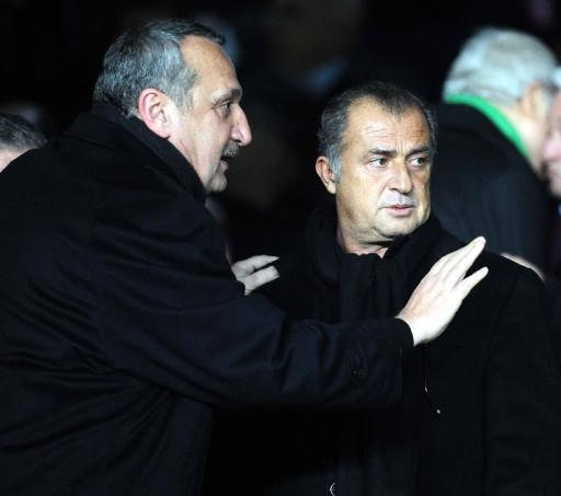 G.Saray-Hambur maçında Ali Sami Yen tartihi günlerinden birini daha yaşarken protokol tribününde ağı isimler vardı.