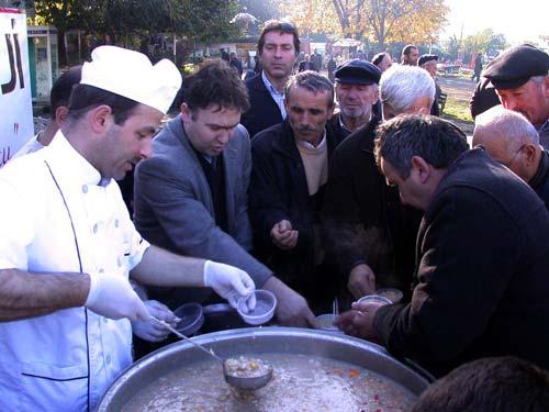 olej Müdürü Süleyman Diker, Atapark'da Giresun halkını ortak bir merkezinde buluşturarak Muharrem ayının ve aşure gününün önemini insanlara anlatmak açısından bin kişiye yaklaşık 500 kilo aşure dağıtımı yapıldığını ifade etti.