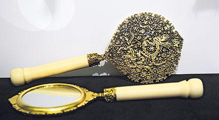 Altın kakmalı ayna: Orijinalinin sapı balık dişinden (som) yapılmış aynanın ön yüzü süslemesiz, düz ve perdahlı. Arka yüzü ise altın kakma tekniğiyle süslenmiş. Mücadele eden ejder ve simurg (Anka kuşu) kompozisyonu yüzeye egemen. Uzunluğu 24 cm olan ürünün fiyatı 500 TL.