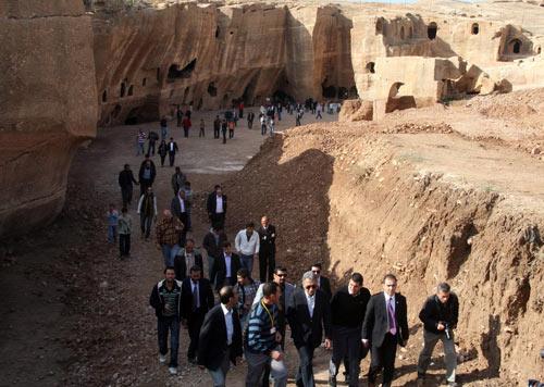 Mardin'in Nusaybin yolu üzerindeki tarihi Dara Antik Harabeleri'nde yapılan kazılarda, Babil ile Pers krallığına ait tarihi toplu mezarlar ve Hazreti İsa dönemiyle ilgili bulgular ortaya çıktı.