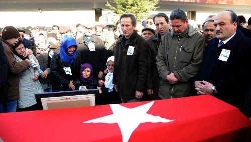 Bilecik'te dün meydana gelen tren kazasında yaşamını yitiren makinist Hikmet Koşay, memleketi Eskişehir'de gözyaşları arasında toprağa verildi. Evli ve bir çocuk babası Koşay için yıllardır görev yaptığı Eskişehir Tren Garı'nda düzenlenen törene TCDD Genel Müdürü Süleyman Karaman, Koşay'ın çalışma arkadaşları, öğretmen olan eşi Hülya Koşay, annesi Necmiye, babası Saadettin ve yakınları katıldı. (CİHAN/Mehmet Kuru)