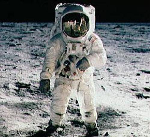 <p>Uzayda yerçekimi olmadığı için astronotlar ağlayamaz. Çünkü gözyaşı aşağı düşmez.