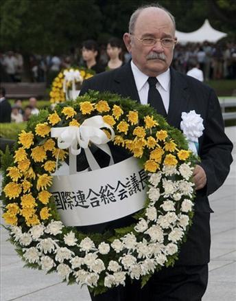 Japonya'nın batısındaki Hiroşima kentinde kurbanların anısına düzenlenen törene, aralarında ABD'nin attığı bombadan kurtulmayı başaranların da bulunduğu, Başbakan Taro Aso ve 60 kadar ülkeden temsilcilerden oluşan yaklaşık 50 bin kişi katıldı.