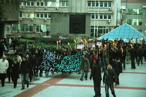 CHP GENEL BAŞKAN YARDIMCISI ONUR ÖYMEN'E TEPKİ GÖSTEREN ÜNİVERSİTE ÖĞRENCİLERİ EYLEM YAPTI. ÖĞRENCİLER, "HİTLER BIYIĞI" YAPTIKLARI ONUR ÖYMEN'İN POSTERİ İLE YÜRÜYÜŞ DÜZENLEDİ. (ERHAN YILMAZ/İSTANBUL-İHA)