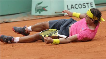 Pariste Roland Garros santrkortunu dolduran on binlerce seyirci, tarihi bir maça tanıklık ettiler ve Nadalın Fransa Açıka tarihi vedasını seyrettiler. 1 Numara Nadal sürpriz bir şekilde elendi