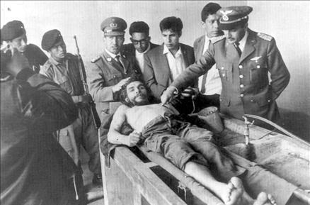 Ertesi gün öğleden sonra Che öldürüldü. Celladı, Bolivya ordusunda çavuş olan ve Guevara'yı vurması kura sonucu saptanan Mario Terán oldu.
