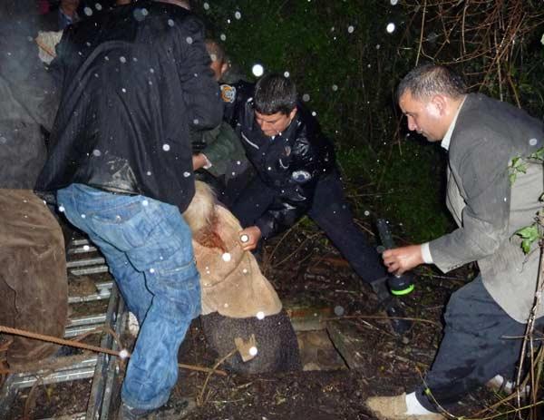 Adana'da dün sabah kaybolan yaşlı kadın akrabaları tarafından 20 metre derinlikteki su kuyusunda bulundu. Kadının 14 saat kurtarılmayı beklediği ortaya çıktı.