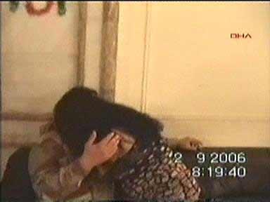 Saddam Hüseyin'in Tikrit'teki sarayında felekten bir gece çalan Amerikalı askerler ve Kürt peşmergeler Kürt ve Arap kadınlarla böyle eğleniyorlar...