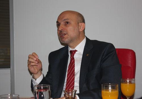 2008 yılında üyelerinin tamamının oyunu alarak Müstakil Sanayici İşadamları Derneği MÜSİAD'ın başkanlık koltuğuna oturan ve 4 yıllık başarılarla dolu görev süresinin ardından 28 Nisan'da yapılacak olağan genel kurulda seçilecek olan yeni başkana görevi devretmeye hazırlanan Ömer Cihad Vardan, şu sıralar yeni yeni yüzleşmeye başladığımız ve Türkiye'yi hem siyasi hem de ekonomik anlamda geriye götüren 28 Şubat sürecinde yaşadıklarını, Türkiye'nin geldiğini noktayı, 4 yıllık görev süresinde yaptıklarını ve genel olarak ülke ekonomisini Haber7 Genel Yayın Yönetmeni İbrahim Erdoğan, Yayın Koordinatörü Osman Ateşli, Kurumsal İletişim Sorumlusu Mustafa Özbek ve Ekonomi Editörü Kenan Biter'in de bulunduğu kahvaltıda değerlendi.