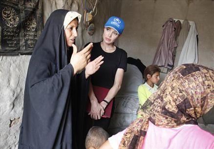 BM  iyi niyet elçisi Amerikalı film yıldızı Angelina Jolie, Iraklı anneleri Siz yoksul olduğunuz için değil, Irak'ın geleceği olduğunuz için yardıma muhtaçsınız diye teselli etmeye çalıştı.