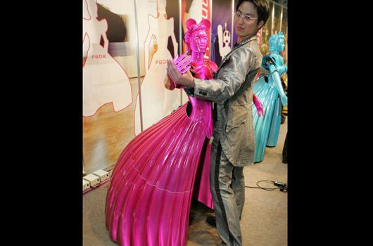 <strong>19. Mezuniyet balonuza kiminle gideceğini artık düşünmeyin...</strong> <br><br>
2005 -> Mezuniyet balosunun günü yaklaşıyor ve siz halen bir partner bulabilmiş değilsiniz. Hiç sorun değil, Japonya'daki Tohoku Üniversitesi'nde 2005 yılında geliştirilen "Partner Ballroom Dance Robot", sizi bu sıkıntıdan kurtarıyor. Dans sırasında ayağınıza basma ihtimali bulunmayan bu robot, bildiği figürlerle acemi olsanız bile doğru dans edebilmenizi sağlayabiliyor. Tohoku Üniversitesi bu robotun üretimine devam ediyor mu bilinmez ama haklısınız, daha uygun bir 'ten' rengi seçilse fena olmazmış...