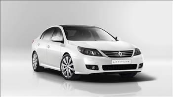 Renault Latitude ile lüks sınıfa giriyor

 Renaultnun yeni üst orta sınıf modeli Latitude, ağustos sonundaki Moskova Fuarında gün ışığına çıkacak. Latitude 2010 sonbaharından itibaren öncelikle Asya, Afrika, Rusya, Türkiye, Körfez Ülkeleri, Avustralya ve Meksikada satışa sunulacak. Renault Latitude Türkiyede Ocak 2011de ticarileştirilecek. Renault Latitude şık ve prestijli bir otomobil görüntüsü sergiliyor. Bu yeni model, Renaultnun uluslararası üst orta sınıf ürün arzını zenginleştirecek.

 Bu çekici yeni model statüye, kalite hissine ve boyutlarıyla konfora duyarlı olan müşteri kesimini hedefliyor. Dış boyutlarıyla (4.89 m uzunluk, 1.83 m genişlik ve 1.49 m yükseklik), Renault Latitude statüyü ve prestiji simgeliyor. Ön tasarımında, sürüşe duyarlı Bi-Xenon farları radyatör ızgarasını çevreliyor. Kromajlı parçalarla vurgulanan hatları aracın dinamizm ve şıklığını ön plana çıkarıyorlar. Arka tasarımın formu sınıfının en üst düzeyinde bagaj hacmine sahip olduğunun sinyallerini veriyor.

LED teknolojisini kullanan arka stop lambaları Renault Latitude ismini taşıyan kromajlı kaplamayı çerçeveliyor. Bir süre önce Kore pazarında lansmanı yapılan Yeni SM5 bazında geliştirilen Renault Latitude, Renault mühendislik bölümünün bilgi birikimi ve deneyiminden yararlanıyor. Böylece, yeni modelin sürüş konforu ve sessizliği, dengeli şasisi ve performanslı motorları rakipleri karşısında belirleyici unsurlarını oluşturacak. Daha sonra açıklanacak olan donanım listesi araç içinde yeniliklere, yaşam kalitesine ve konfora öncelik verecek. Çift parfüm difüzörlü iki modlu hava iyonizeri, üç bölgeli klima, masaj yapan sürücü koltuğu, Bose Premium ses sistemi, eller serbest Renault kart sistemi, vb. gibi donanımlar yer alacak.