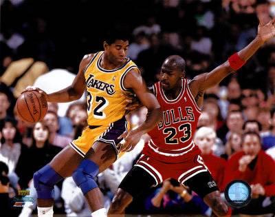 ''Bazen Michael Jordan o kadar güzel oynardı ki onu savunmaya calışmak yerine potayı güzel gören bi yerden Jordan'ın yapacağı şeyi izlemeyi seçiyodum, çünkü ertesi gün herkes o hareketten bahsederken tam anlamıyla görememiş olmak beni çıldırtıyordu" Magic Johnson