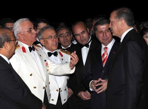 Resepsiyona, Kara Kuvvetleri Komutanı Org. Koşaner, Deniz Kuvvetleri Komutanı Oramiral Ataç, Hava Kuvvetleri Komutanı Org. Babaoğlu, Jandarma Genel Komutanı Org. Işık, Genelkurmay 2. Başkanı Org. Iğsız da katıldı. Komutanlar Başbakan Erdoğan ile.
