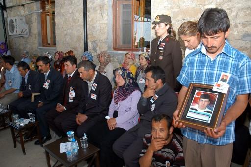 Hakkari'nin Çukurca ilçesi kırsalında geçen hafta PKK'lı teröristlerin döşediği mayının patlaması sonucu yaralanan, şehit er Oğuz Kır'ın cenazesi Kocaeli'nin Kefken köyünde toprağa verildi.