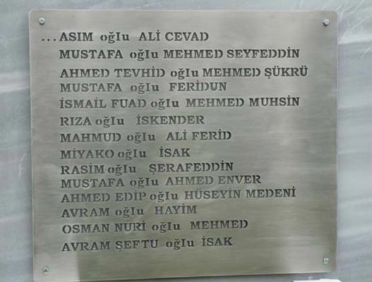 Kabataş Erkek Lisesi, 1913te, 15-16 yaşındaki bütün öğrencilerini cepheye gönderdi. Oradan geri dönen olmadığı için lise o yıl tek bir mezun bile vermedi. Bu resimdekiler de mezun olamayan öğrenciler arasındaydı...