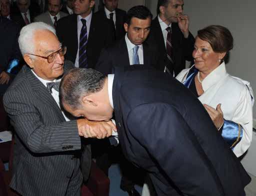 Başbakan Recep Tayyip Erdoğan Marmara Üniversitesi Eğitim Öğretim yılı açılışında Marmara Üniversitesi'nde okurken hocası olan Orhan Oğuz'un elini öptü.