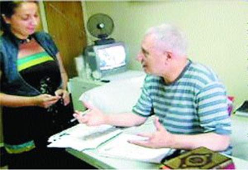 Ergenekon sanığı Mehmet Haberal'ın hastane odasında s&uuml;rekli kameraya alındığı ortaya &ccedil;ıktı. Odasında internete girip, cep telefonuyla konuşan, 'kıpırdayamaz' denilen Haberal, ziyaret&ccedil;ileriyle ayakta g&uuml;lerek sohbet ediyor.