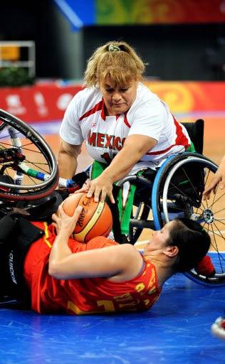 CINLI FU YONGQING (YERDE), PARALIMPIK OLIMPIYATLAR BAYANLAR TEKERLEKLI SANDALYEDE BASKETBOL MEKSIKA-CIN B GRUBU MACINDA MUCADELE ETTI. MACTA CIN MEKSIKA'YI 53-37 YENDI.