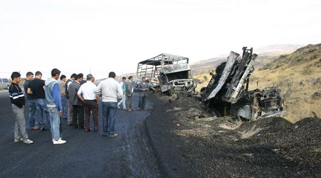 Iğdır merkeze bağlı Suveren köyü yakınlarında yol kesen bölücü terör örgütü mensupları, sebze yüklü 2 TIR'ı ateşe verdi. Şoförleri serbest bırakan teröristler daha sonra olay yerinden kaçtı.