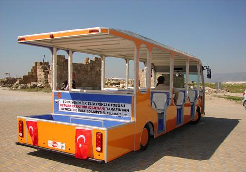 <p>Prof. Dr. Celal Şimşek de belediye tarafından antik kente yaptırılan aracın, sessiz ve doğaya zarar vermediğini ifade ederek, “Araçta, kapıdaki turnikeden itibaren buraya kadar kentle ilgili bilgilendirmeler yapılacak. Hem de etrafa bakarak izleyerek gelebilecek ziyaretçiler. Benim görüşüm, antik kentler için bu tür araçlar gerekli, çünkü biz Avrupa’ya gittiğimizde, İtalya’da bu tür araçları görüyoruz. İnsanların kafasında iyi bir yer ediniyor. Türkiye’de ilk kez böyle bir antik kentte denenmiş olması, bundan sonra faaliyete geçecek olması güzel. Bu araç faaliyete geçtiğinde, antik kente hiç otobüs girmeyecek. Dolayısıyla antik kentin dokusu hiç bozulmayacak, görüntü kirliliği bitmiş olacak. Diğer ören yerlerinde de bu araçların olmasını şiddetle tavsiye ediyorum.” dedi.<br /><br />Denizli Belediye Başkan Yardımcısı Ünal ise Laodikya’ya gelen turist sayısının her yıl ikiye katlandığını belirterek şunları kaydetti: “Yurdun çeşitli yerlerinde, buradaki turistleri nasıl taşırız diye araştırmalar yaptık. Bu araçtan iki tane alacağız, 100 bin lira civarında bir rakam. Gerçekten Denizlimiz'e yakışır, güzel bir araç oldu, hayırlı olsun.”</p>