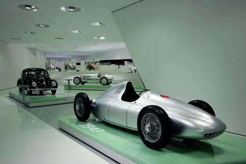 Porsche müzesinde tarihi gezinti
