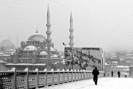<b>Galata Köprüsü'ne demir atmak isterim</b>
<br><br>
<b>Ercan Arslan:</b> Bir fotoğraf estetik değerinin yanında geçmişi de yansıtmalı, mimari dokuyu da göstermeli. Bu yüzden Galata Köprüsü'nü çok seviyorum. Galata Köprüsü'nün altında, üstünde, Eminönü ve Karaköy tarafında bir günümü geçirebilirim. Fırsatım olsa Galata Köprüsü'ne demir atmak isterim. Arkadan geçen gemileri, Topkapı Sarayı'nı, Süleymaniye'yi fonda görmek isterim. İstanbul'a hâkim olabilecek bir noktadan bahsediyorsak, modern ve klasik çizgileri bir arada görmek istiyorsak, bunun için Galata Köprüsü idealdir. Oradan kitap da çıkarılır, roman da yazılır.