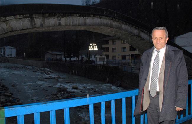 Rize'de tarihi köprü aydınlatılmak istenince, altındaki zincir değerlendirildi ve köprüye özel yapım bir avize takıldı. İşin hikayesini ise başkan anlattı. Güneyce Belediye Başkanı Kemal Köse,"Amacımız köprünün aydınlatılması" dedi.