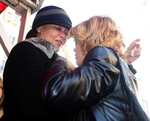 Sanatçı Hülya Avşar'ın dün vefat eden annesi Emral Avşar, Zincirlikuyu Mezarlığı'na defnedildi. Avşar, Teşvikiye Camii'nde düzenlenen cenaze töreninde gözyaşlarını tutamadı.