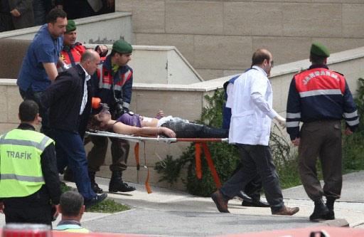ESKI BAKANLARDAN HIKMET SAMI TURK'E, BILKENT UNIVERSITESI HUKUK FAKULTESI'NDE SALDIRI GIRISIMINDE BULUNAN D.A ETKISIZ HALE GETIRILDI. KUCUK CAPTA BIR PATLAMANIN YASANDIGI OLAYDA, TURK'UN KORUMALARI, SALDIRGANA DERHAL MUDAHALE EDEREK ETKISIZ HALE GETIRDI.