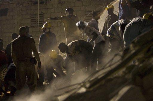 Haiti'de enkaz altında can pazarı