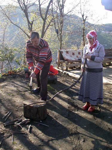 Trabzon'un Vakfıkebir ilçesinde yaşayan doğuştan sağır ve dilsiz Şerife Çolak (36) ile Ziya Ustabaşı (39), ailelerinin karşı çıkmasına rağmen evlendi.