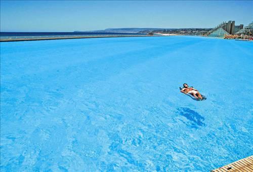 Guinnes rekorlarında kaydedilmis dünyanın en büyük havuzu, Şili'nin Algarrabo kentindeki San Alfonso Del Mar tatil köyünde bulunuyor.