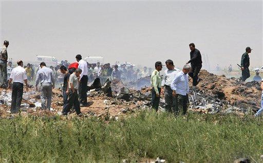 İran'da Tahran-Erivan seferini yapan Topalev tipi bir yolcu uçağının ülkenin kuzeyindeki Kazvin kenti yakınlarında düştü. Uçakta bulunan 168 kişinin tamamının öldüğü duyuruldu.
