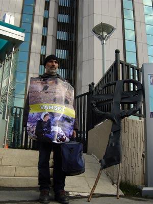 İsrail'in Gazze'ye yönelik saldırılarını protesto etmek için Eskişehir'den İstanbul'a yürüyen Rıza Demiralay, yanında getirdiği siyah çelengi konsolosluğa bırakamadı.