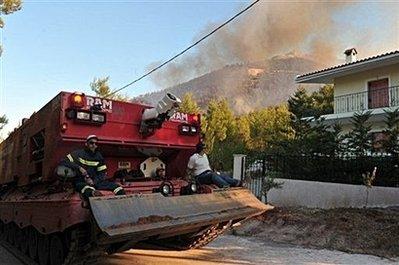 Yunanistan'ın başkenti Atina yakınlarındaki orman yangını söndürülemiyor. Binlerce kişi bölgeyi terk etti. Bölgede can pazarı yaşanırken yangın uzaydan çekilen fotoğraflarda bile görülüyor.