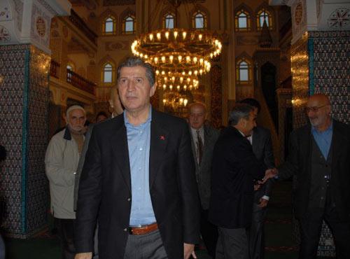 TBMM BAŞKANI KÖKSAL TOPTAN, ZONGULDAK'TA ACILIK CAMİSİ'NDE BAYRAM NAMAZI KILDI.
